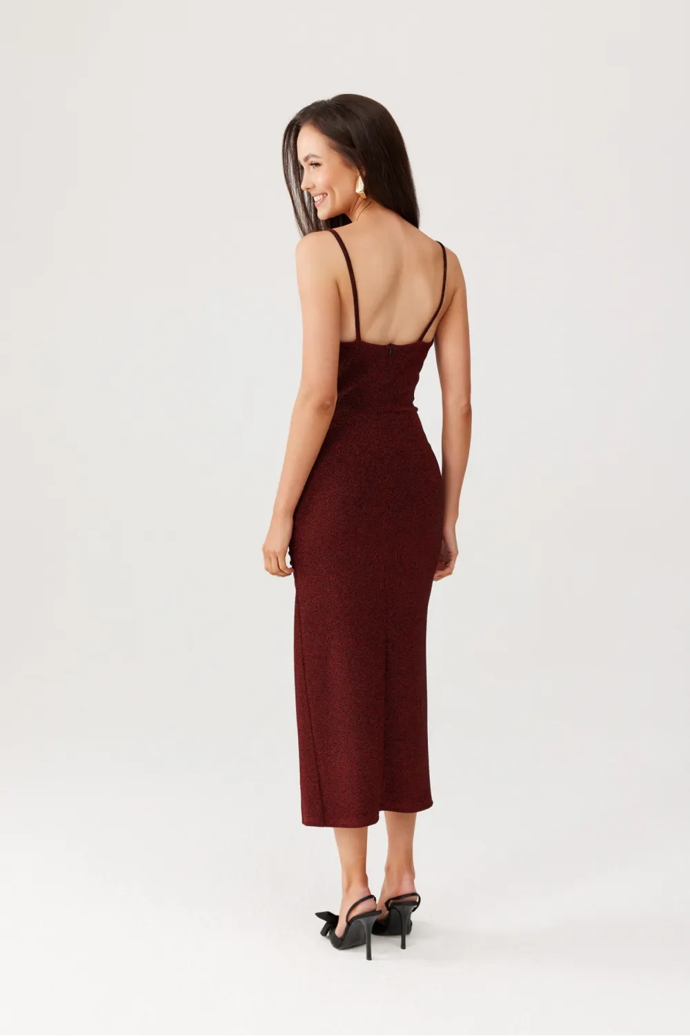 Holly – długa sukienka z marszczeniem i wysokim rozcięciem w kolorze ciemnego bordo | Roco Fashion