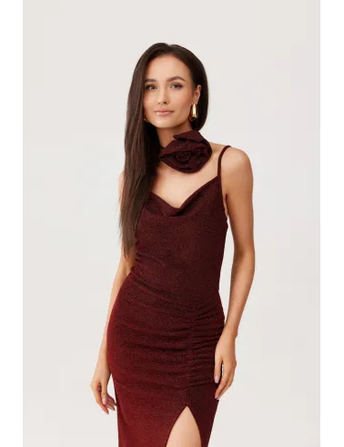 Holly – długa sukienka z marszczeniem i wysokim rozcięciem w kolorze ciemnego bordo | Roco Fashion