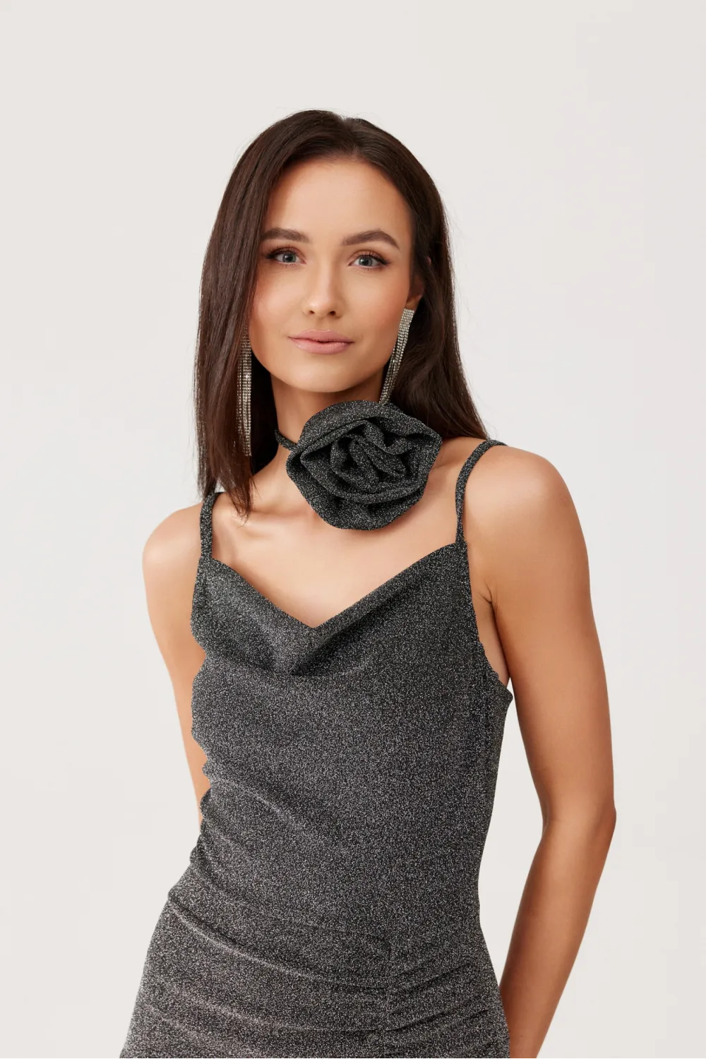 Holly – elegantes Maxikleid mit Raffungen und hohem Schlitz in Dunkel-Silber | Roco Fashion