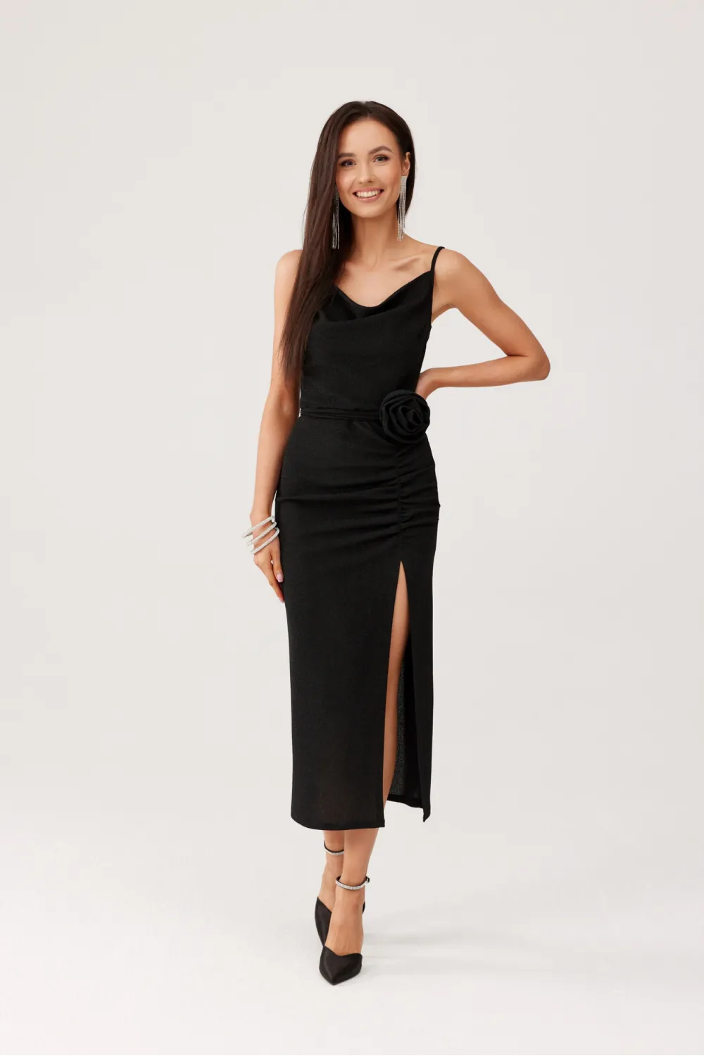 Holly – długa czarna sukienka z marszczeniem i wysokim rozcięciem | Roco Fashion