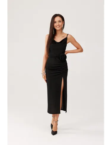 Holly – długa czarna sukienka z marszczeniem i wysokim rozcięciem | Roco Fashion