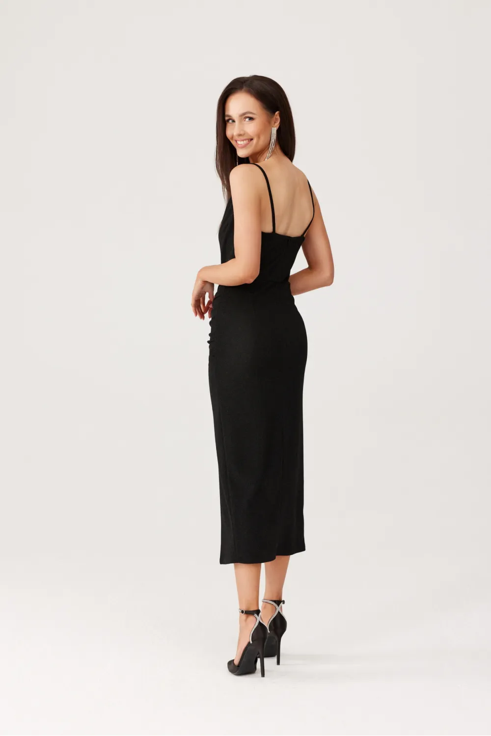 Holly – długa czarna sukienka z marszczeniem i wysokim rozcięciem | Roco Fashion