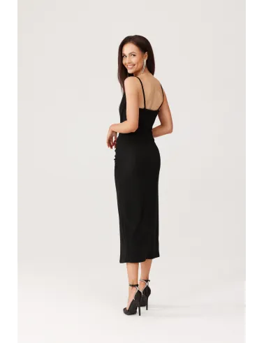 Holly – długa czarna sukienka z marszczeniem i wysokim rozcięciem | Roco Fashion