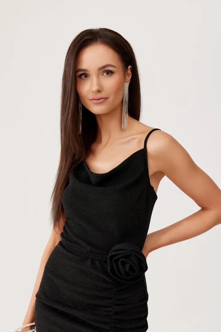 Holly - elegantes Maxikleid mit Raffungen und hohem Schlitz in Schwarz