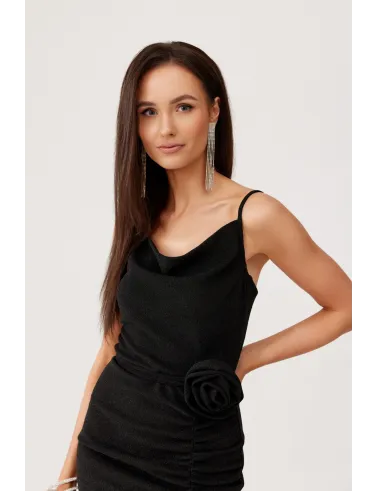 Holly – długa czarna sukienka z marszczeniem i wysokim rozcięciem | Roco Fashion