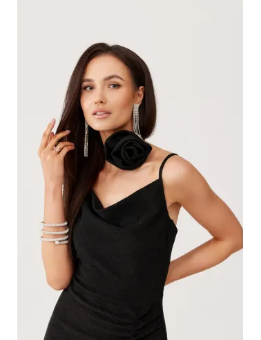 Holly – długa czarna sukienka z marszczeniem i wysokim rozcięciem | Roco Fashion