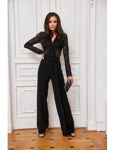 Myra – elegancki czarny kombinezon z koronkową górą i szerokimi nogawkami | Roco Fashion