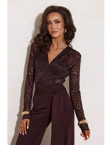 Myra – elegancki kombinezon z koronkową górą i szerokimi nogawkami w kolorze ciemnego brązu | Roco Fashion
