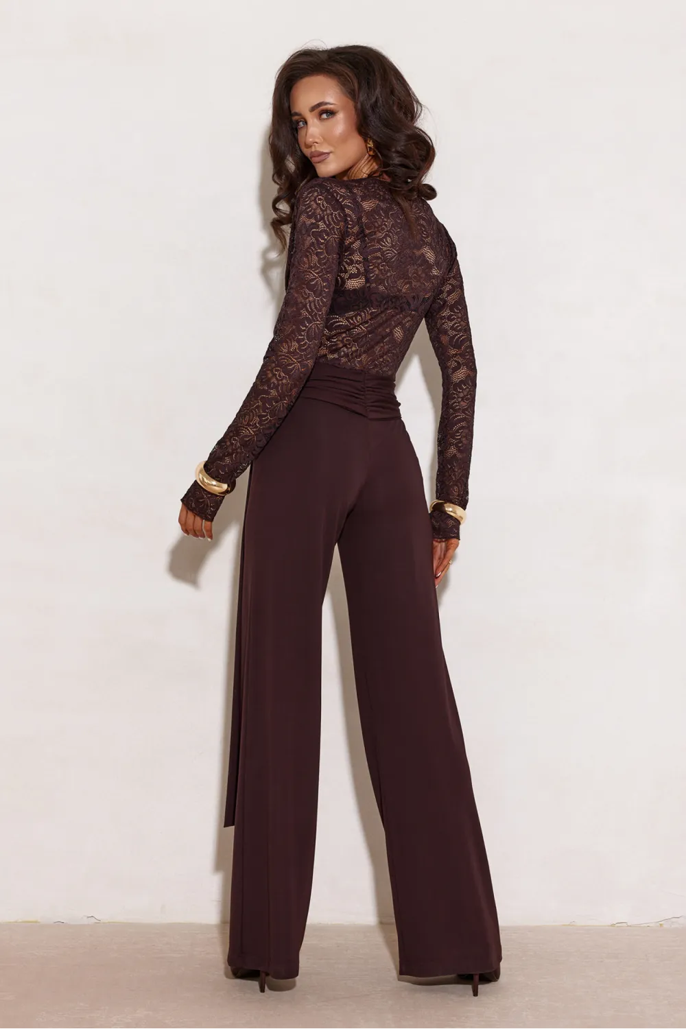 Myra – edler Jumpsuit mit Spitzenoberteil und weit fallendem Bein in Dunkelbraun | Roco Fashion Myra – edler Jumpsuit mit Spitzenoberteil und weit fallendem Bein in Dunkelbraun | Roco Fashion