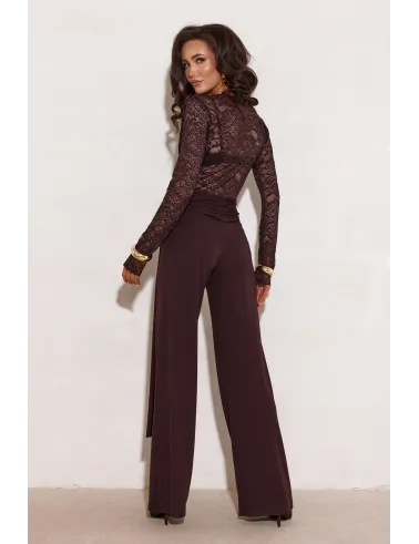 Myra – elegancki kombinezon z koronkową górą i szerokimi nogawkami w kolorze ciemnego brązu | Roco Fashion
