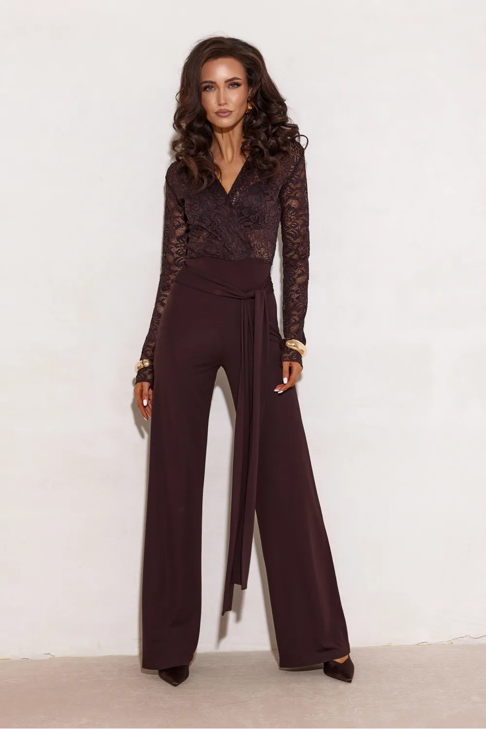 Myra – edler Jumpsuit mit Spitzenoberteil und weit fallendem Bein in Dunkelbraun | Roco Fashion Myra – edler Jumpsuit mit Spitzenoberteil und weit fallendem Bein in Dunkelbraun | Roco Fashion
