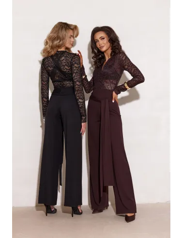 Myra – elegancki kombinezon z koronkową górą i szerokimi nogawkami w kolorze ciemnego brązu | Roco Fashion