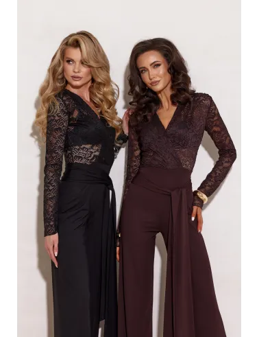 Myra – elegancki kombinezon z koronkową górą i szerokimi nogawkami w kolorze ciemnego brązu | Roco Fashion