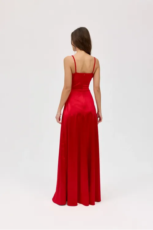 Salma - elegantes Satin-Maxikleid mit Drapierung und hohem Schlitz in Rot