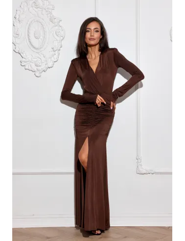 Ariella - długa sukienka z marszczeniem i wysokim rozcięciem w kolorze brązowym | Roco Fashion