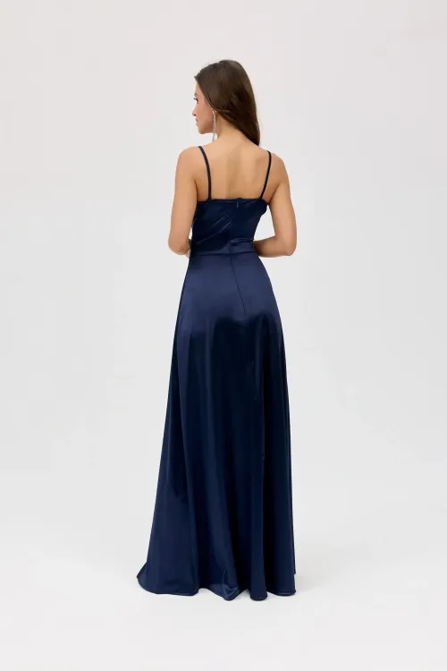 Salma - elegantes Satin-Maxikleid mit Drapierung und hohem Schlitz in Marine
