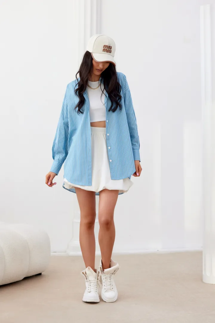 Olly - Blaues Oversize Damenhemd mit Longline-Silhouette & klassischem Kragen | Roco Fashion