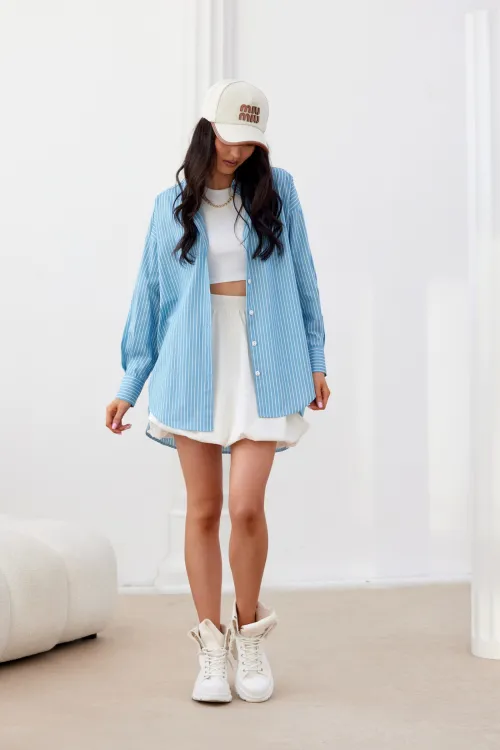 Olly - niebieska oversize’owa koszula z przedłużonym tyłem i kołnierzykiem | Roco Fashion