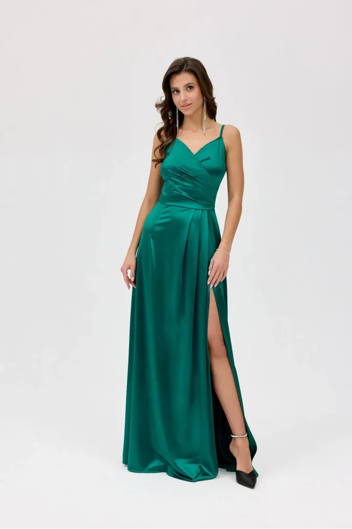 Salma - elegantes Satin-Maxikleid mit Drapierung und hohem Schlitz in Grün