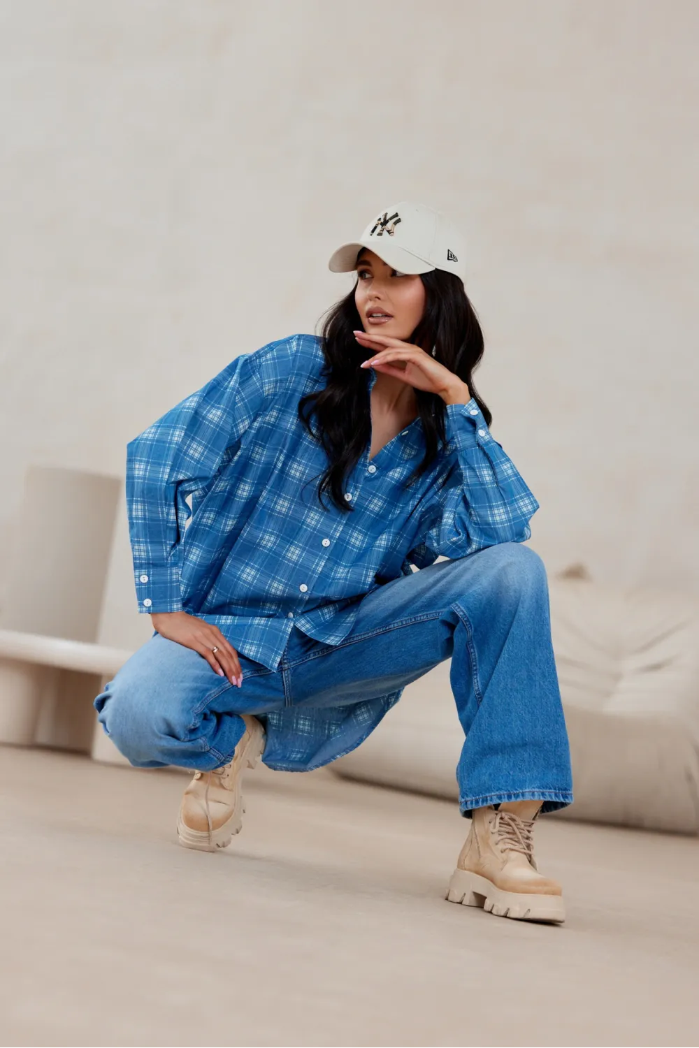 Olly - oversize’owa koszula jeansowa z przedłużonym tyłem | Roco Fashion