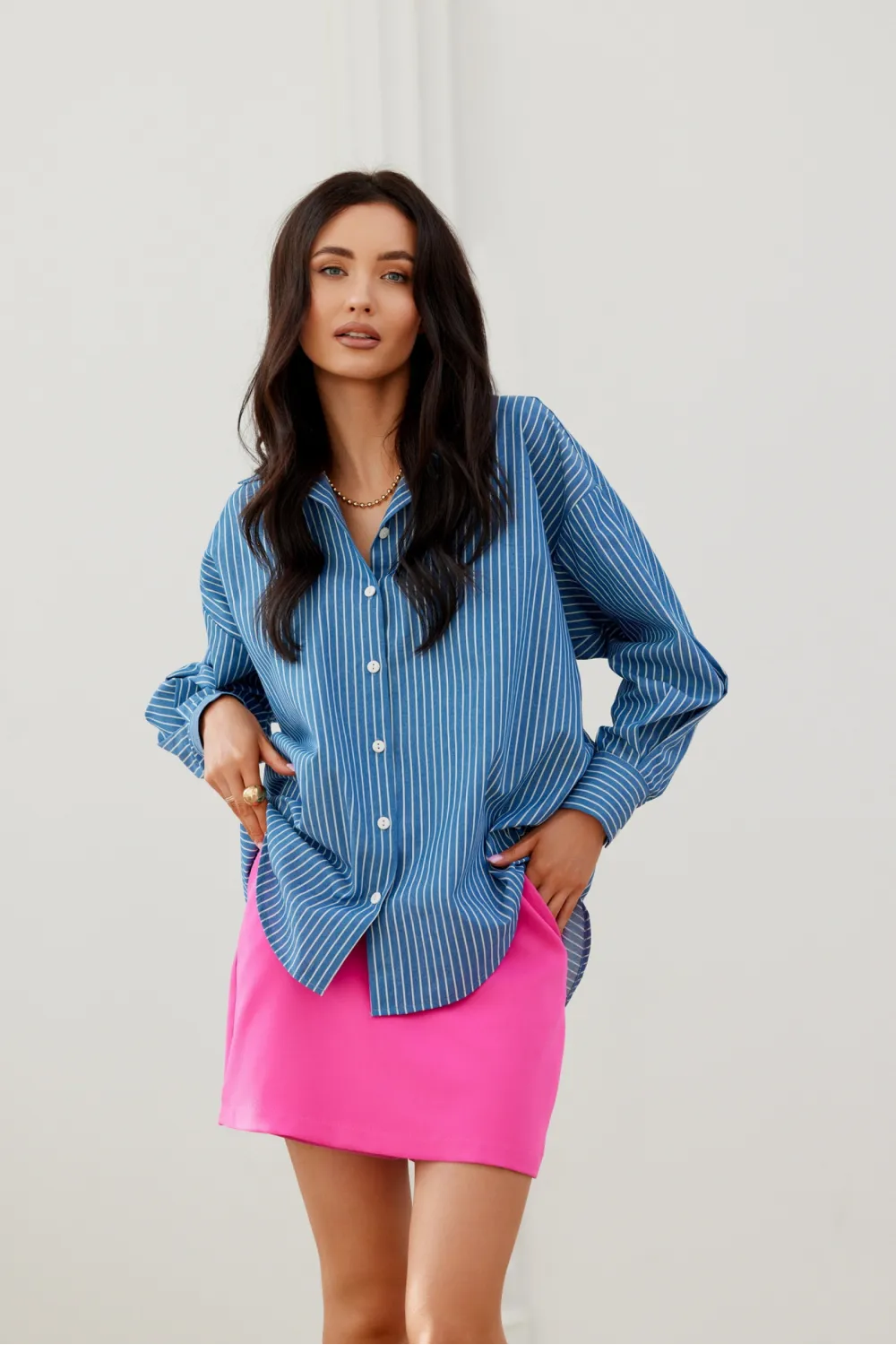 Olly - oversize’owa koszula z przedłużonym tyłem i kołnierzykiem | Roco Fashion