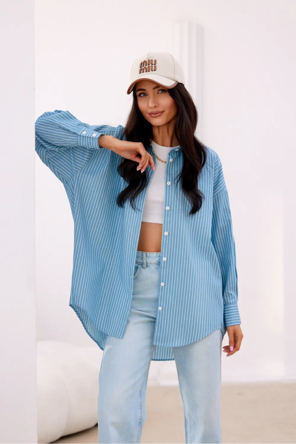 Olly - Blaues Oversize Damenhemd mit Longline-Silhouette & klassischem Kragen | Roco Fashion Olly - Blaues Oversize Damenhemd mit Longline-Silhouette & klassischem Kragen | Roco Fashion