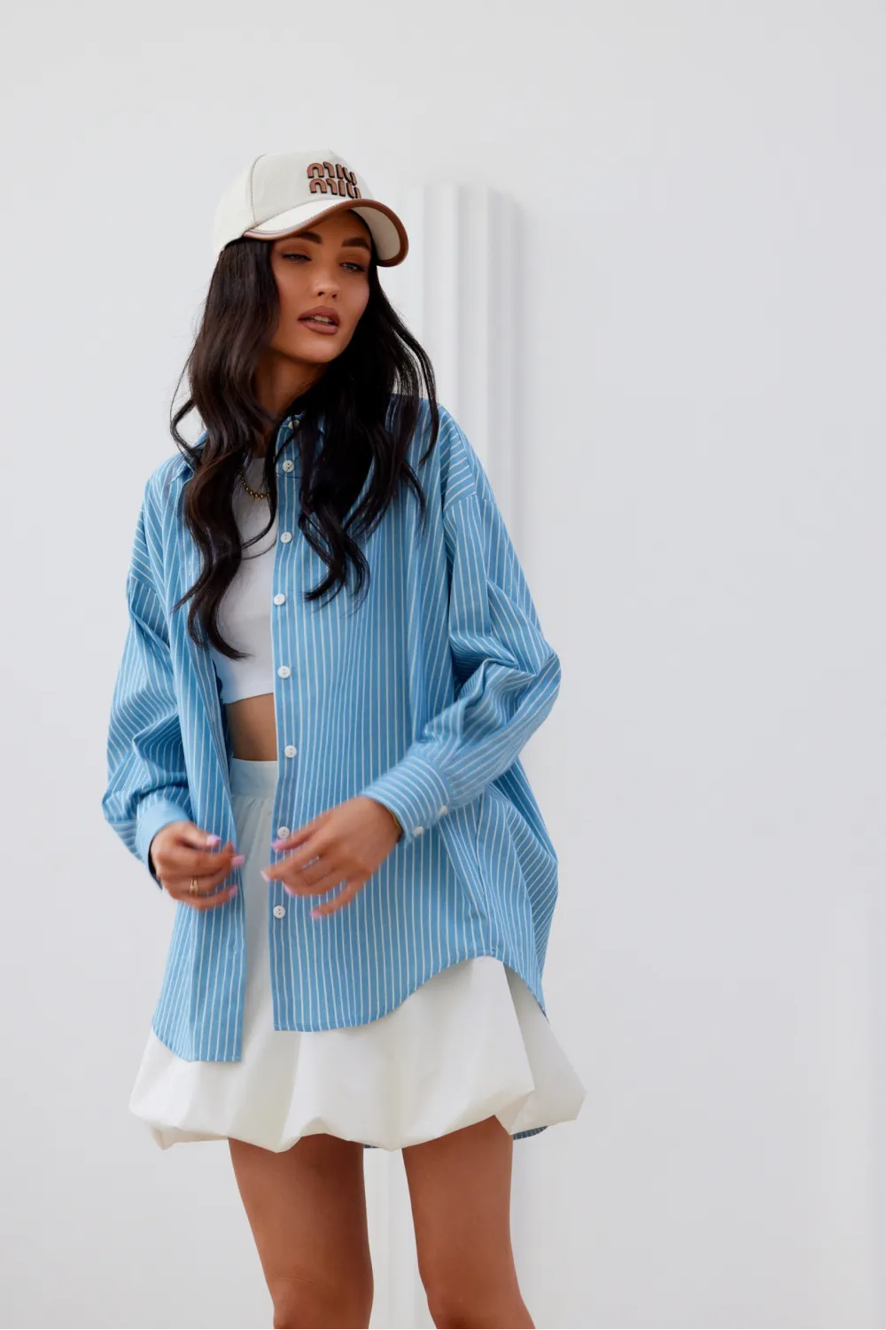 Olly - Blaues Oversize Damenhemd mit Longline-Silhouette & klassischem Kragen | Roco Fashion Olly - Blaues Oversize Damenhemd mit Longline-Silhouette & klassischem Kragen | Roco Fashion