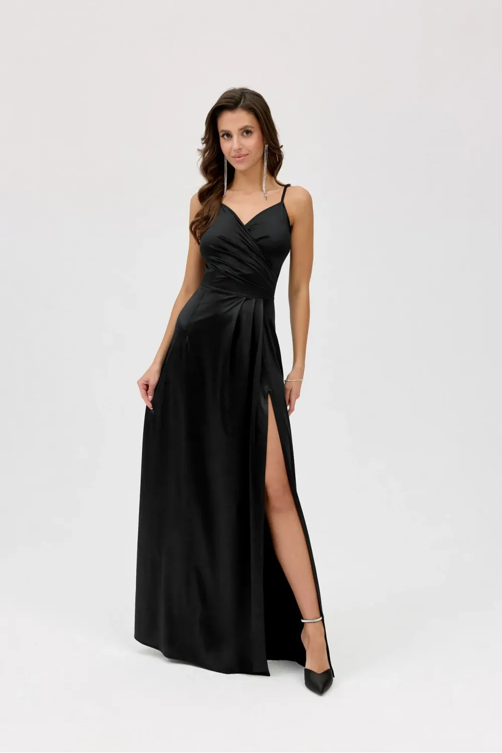 Salma – czarna satynowa sukienka maxi z kopertowym dekoltem | Roco Fashion Salma – czarna satynowa sukienka maxi z kopertowym dekoltem | Roco Fashion