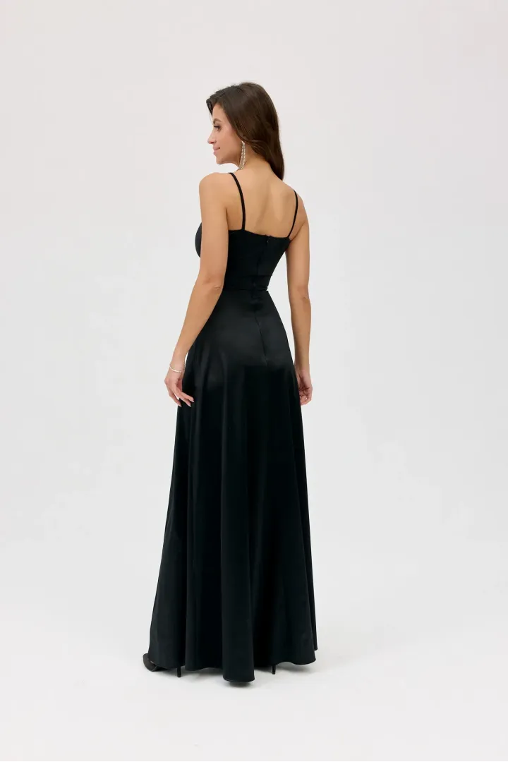 Salma - elegantes Satin-Maxikleid mit Drapierung und hohem Schlitz in Schwarz