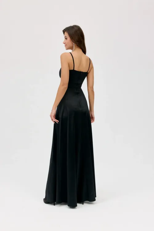 Salma - elegantes Satin-Maxikleid mit Drapierung und hohem Schlitz in Schwarz