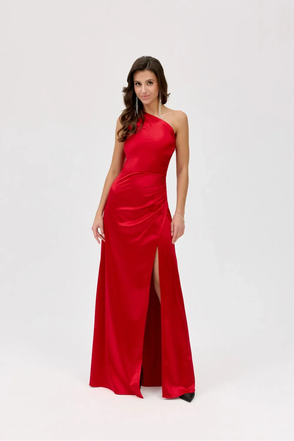Inez – rotes Satinkleid Maxi mit asymmetrischem Ausschnitt | Roco Fashion Inez – rotes Satinkleid Maxi mit asymmetrischem Ausschnitt | Roco Fashion