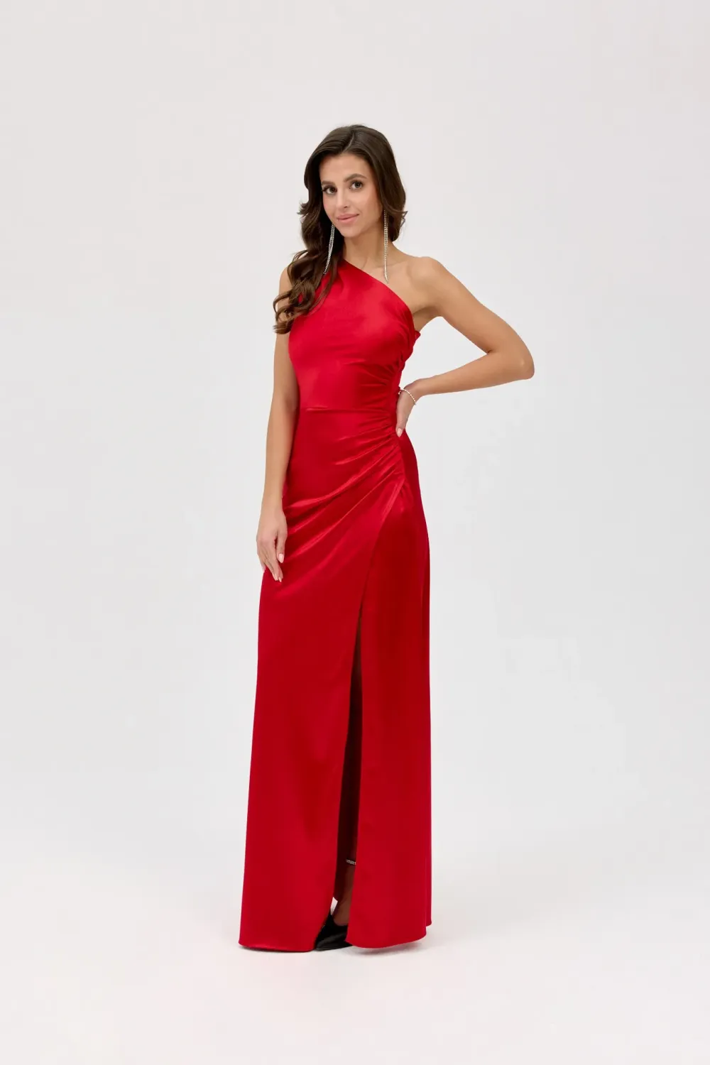 Inez – rotes Satinkleid Maxi mit asymmetrischem Ausschnitt | Roco Fashion