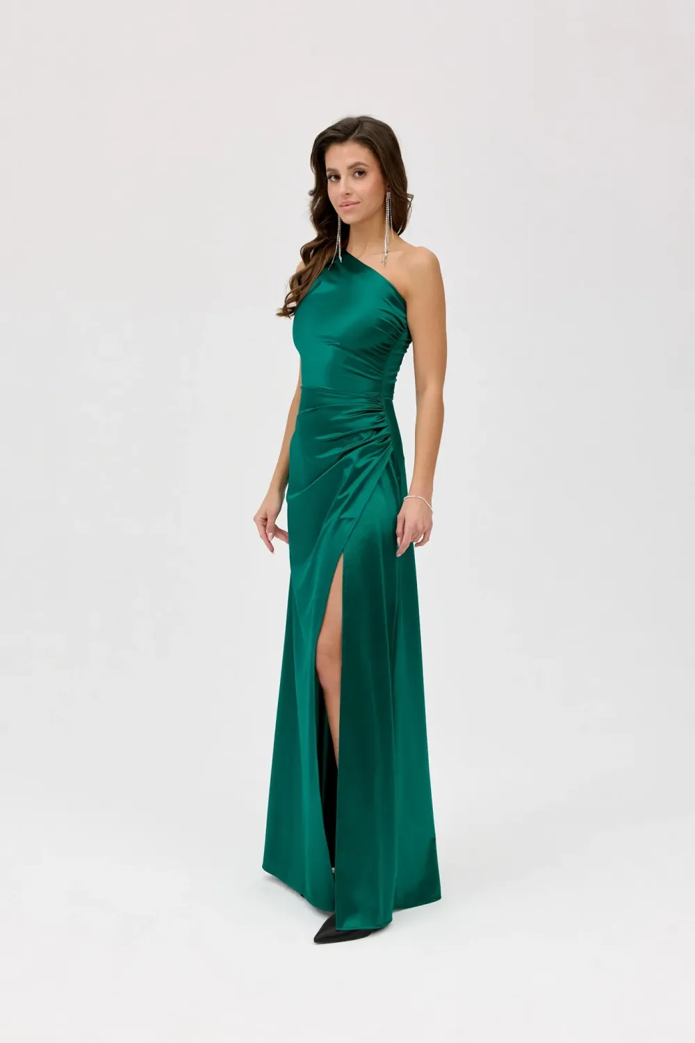 Inez – grünes Satinkleid Maxi mit asymmetrischem Ausschnitt | Roco Fashion Inez – grünes Satinkleid Maxi mit asymmetrischem Ausschnitt | Roco Fashion