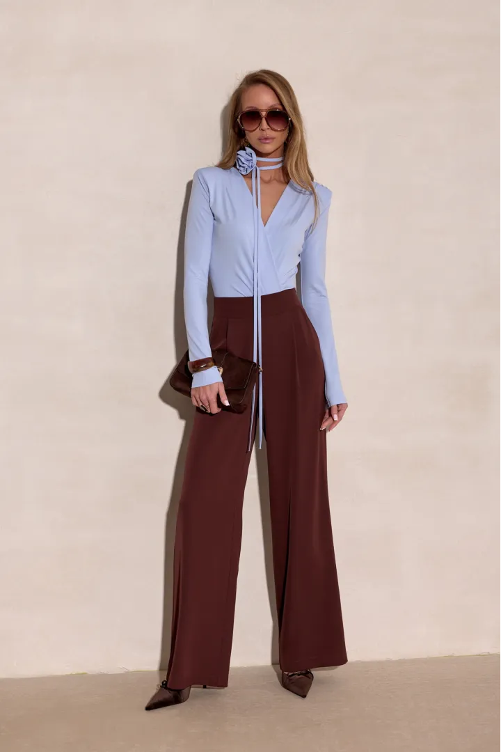 Diana - body z kopertowym dekoltem i wiązaną różą w kolorze błękitnym | Roco Fashion