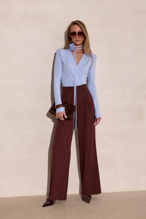 Diana - Body mit tiefem V-Ausschnitt und Schleife am Hals in Hellblau | Roco Fashion