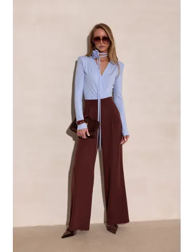 Diana - body z kopertowym dekoltem i wiązaną różą w kolorze błękitnym | Roco Fashion