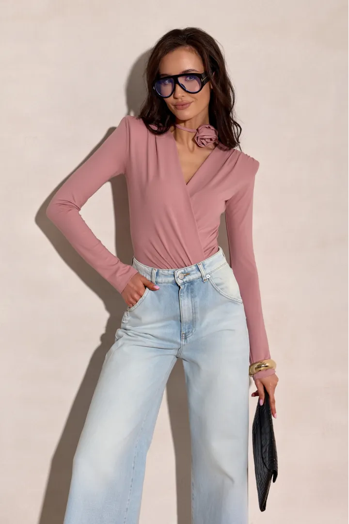 Diana - body z kopertowym dekoltem i wiązaną różą | Roco Fashion