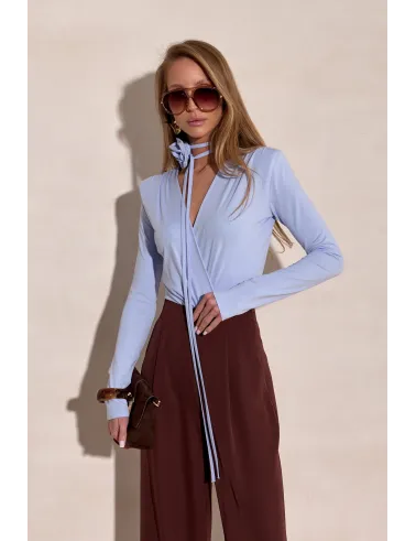 Diana - body z kopertowym dekoltem i wiązaną różą w kolorze błękitnym | Roco Fashion