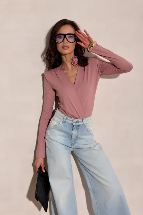 Diana - body z kopertowym dekoltem i wiązaną różą w kolorze ciemnego różu