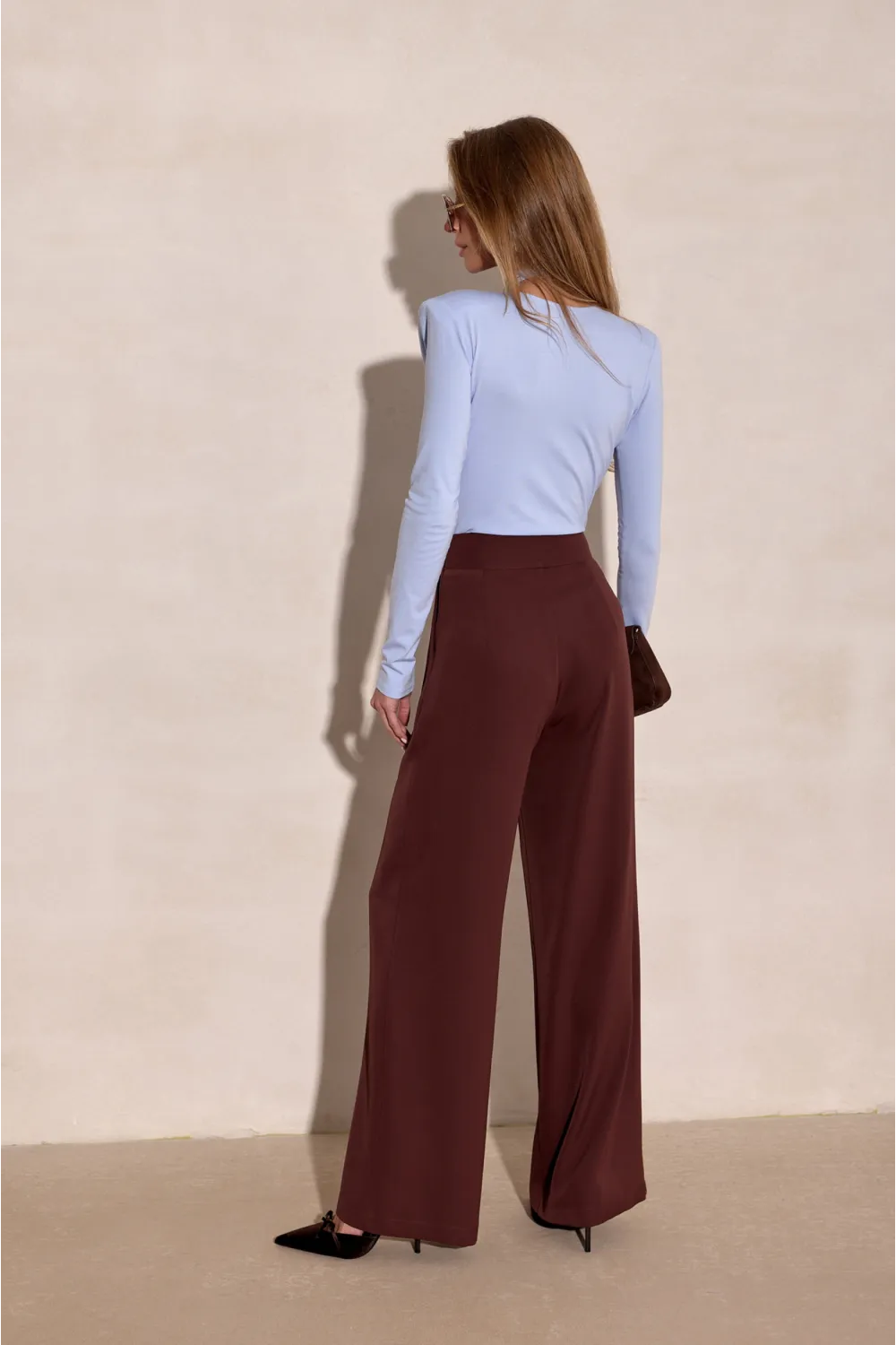 Diana - body z kopertowym dekoltem i wiązaną różą w kolorze błękitnym | Roco Fashion