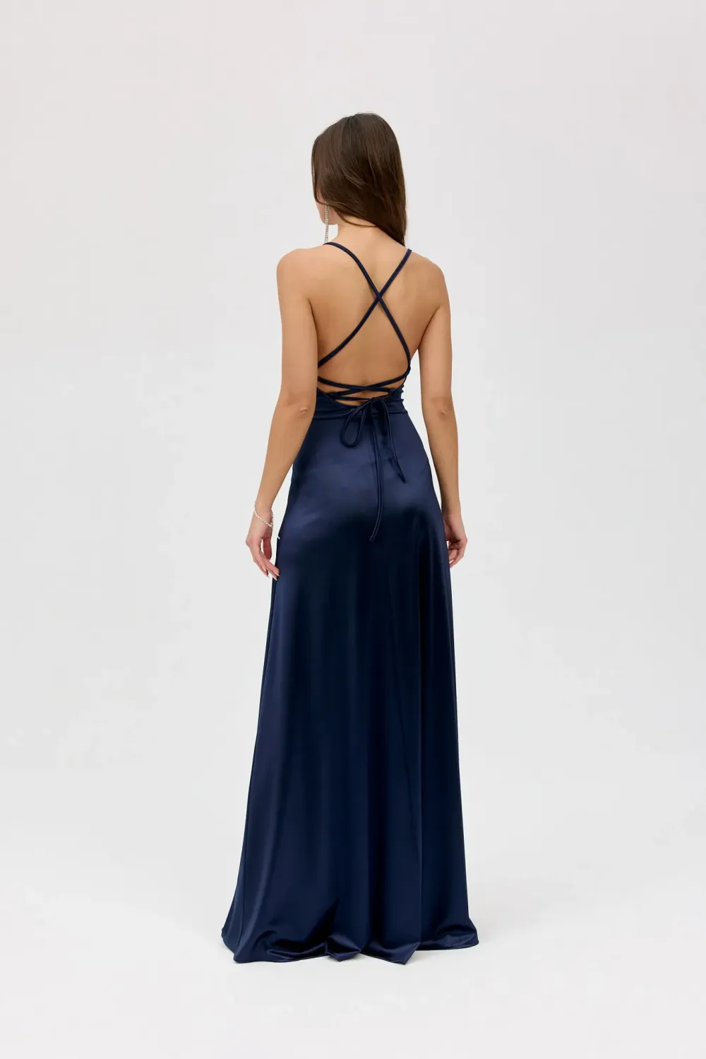 Alessandra – marineblaues Satinkleid Maxi mit Rückenausschnitt | Roco Fashion