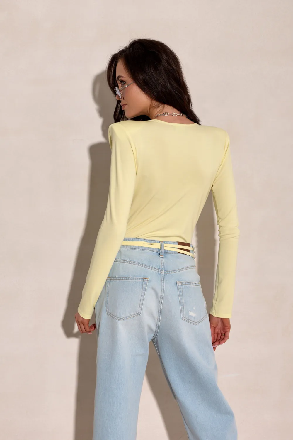 Diana - Gelbes Body mit tiefem V-Ausschnitt und Schleife | Roco Fashion