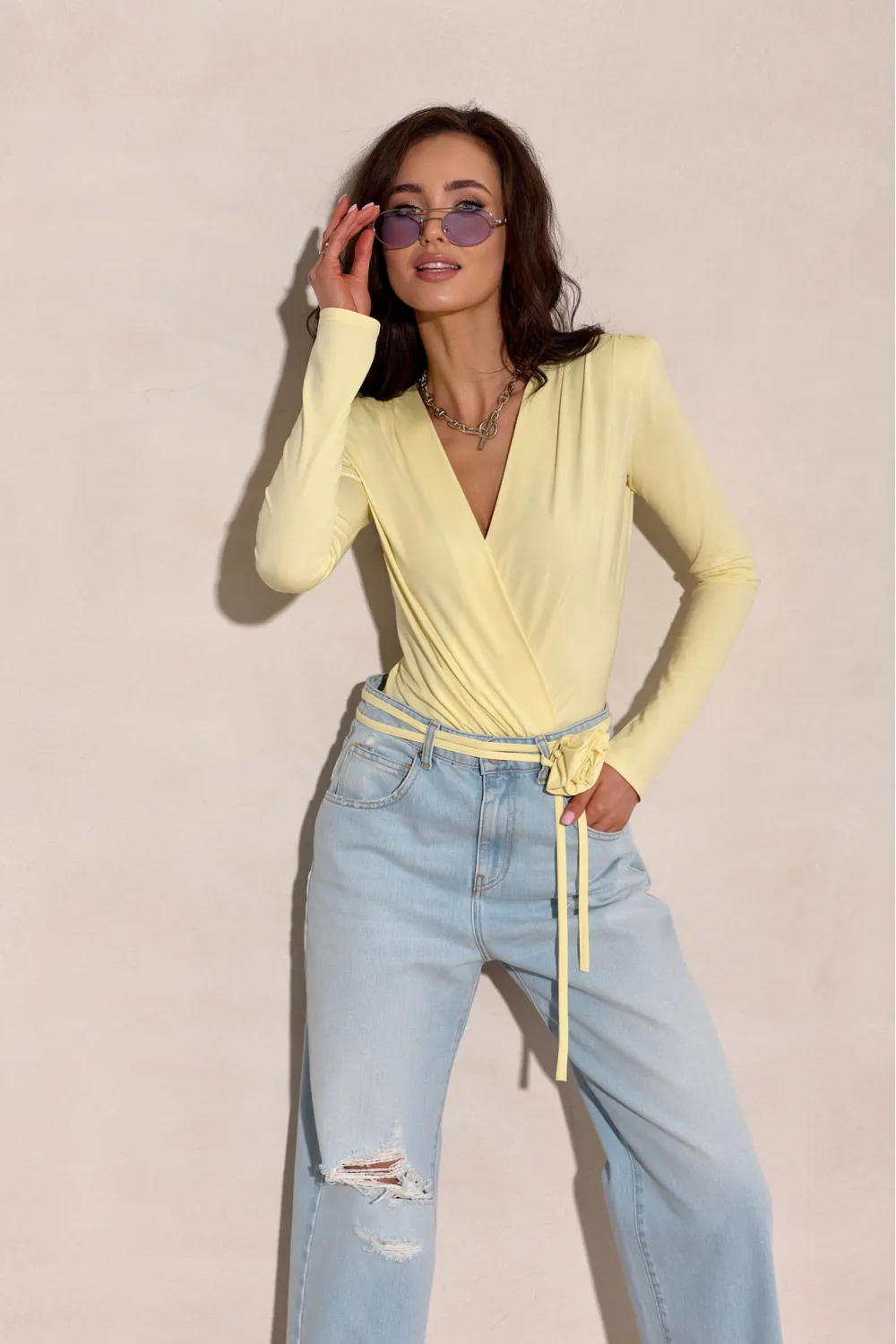 Diana - Gelbes Body mit tiefem V-Ausschnitt und Schleife | Roco Fashion