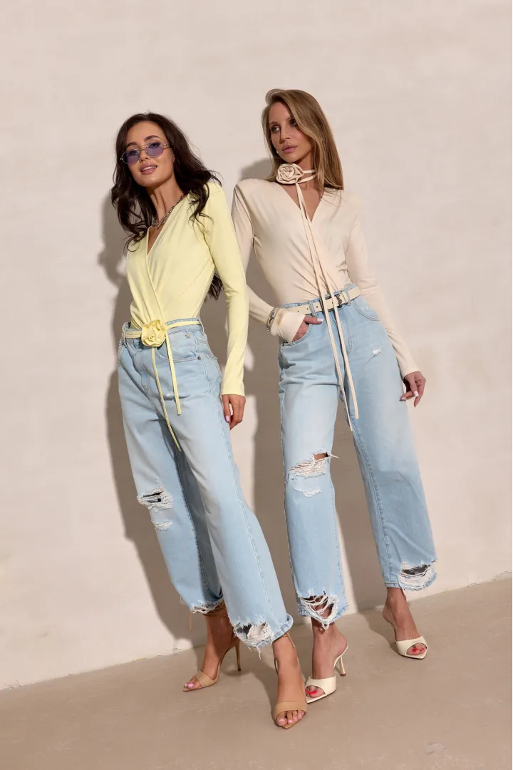 Diana - Body mit tiefem V-Ausschnitt und Schleife am Hals in Gelb