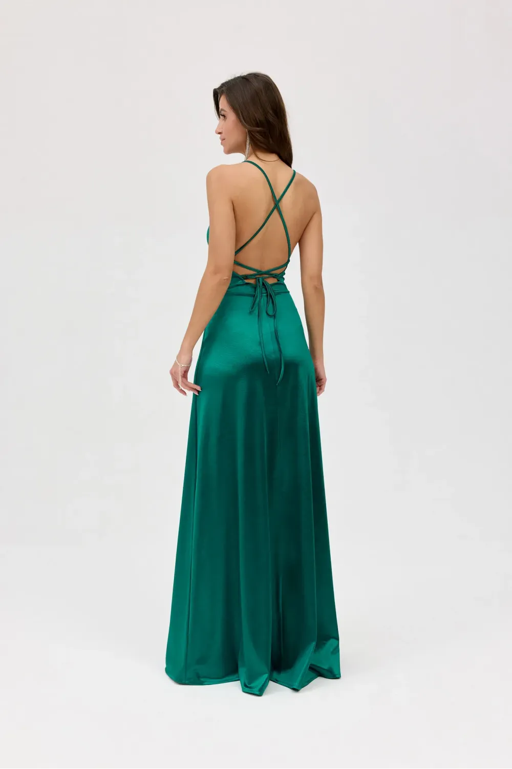 Alessandra – grünes Satinkleid Maxi mit Rückenausschnitt | Roco Fashion