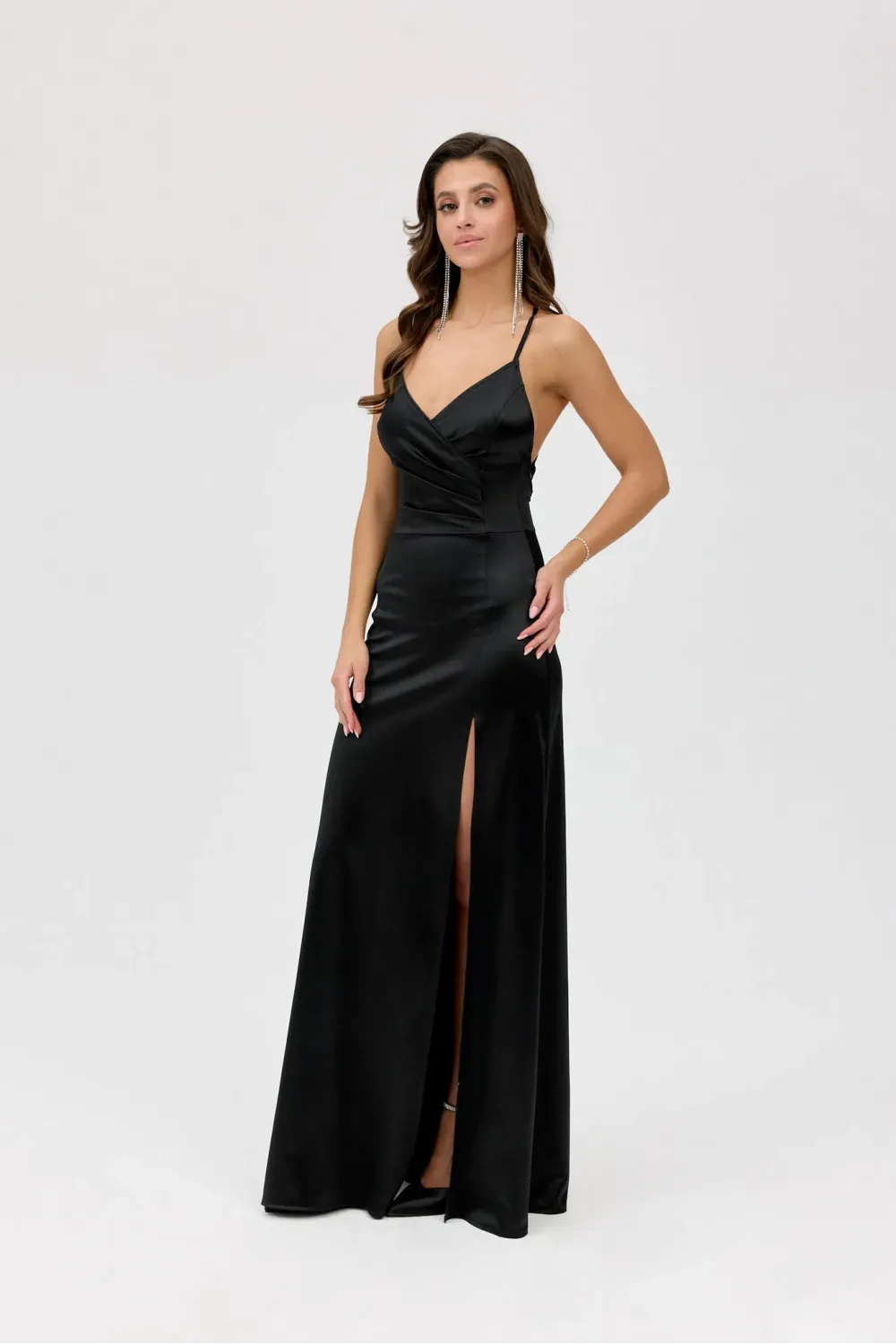 Alessandra – czarna satynowa sukienka maxi z wycięciem na plecach | Roco Fashion