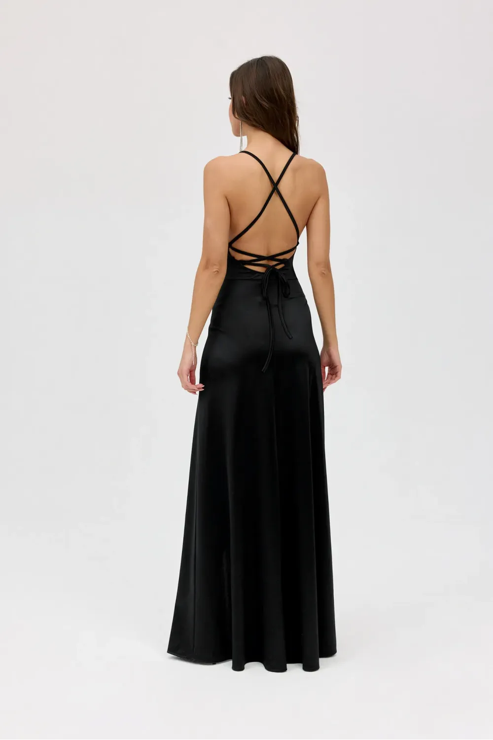 Alessandra – schwarzes Satinkleid Maxi mit Rückenausschnitt | Roco Fashion