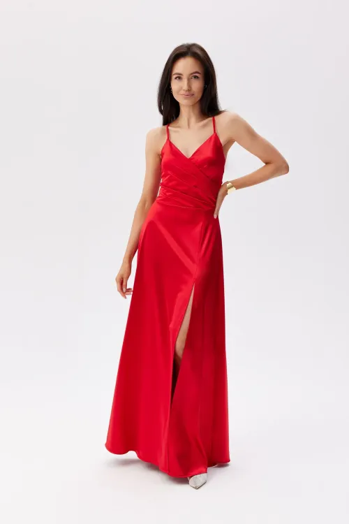 Serena - elegante Maxikleid aus Satin mit Spaghettiträgern, Beinschlitz und Schnürung am Rücken in Rot