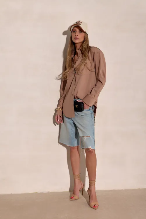 Calista - koszula z długim rękawem i klasycznym kołnierzem w kolorze camelowym