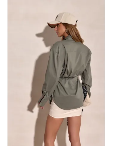 Calista – koszula damska z długim rękawem i klasycznym kołnierzem khaki | Roco Fashion